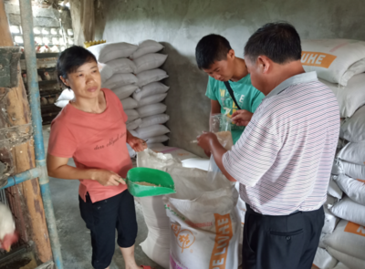 貴定縣開展養(yǎng)殖環(huán)節(jié)重大風(fēng)險排查及飼料抽檢工作，保障畜牧漁業(yè)飼料銷售安全